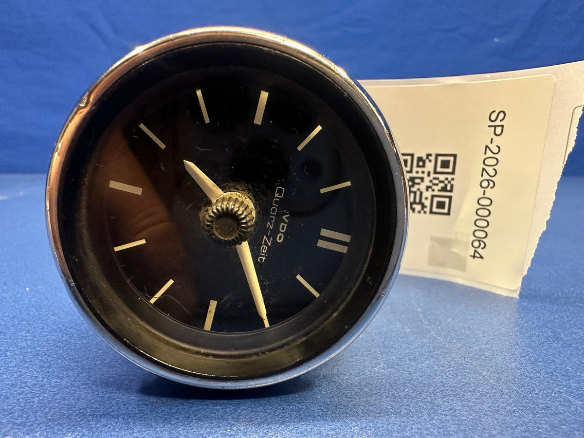 Mercedes Benz /8 W108 W109 W114 W115 Uhr 52mm Quarz-Zeit UHR VDO 03.1976 214/3/1 – SP-2026-000064 – Ansicht 1
