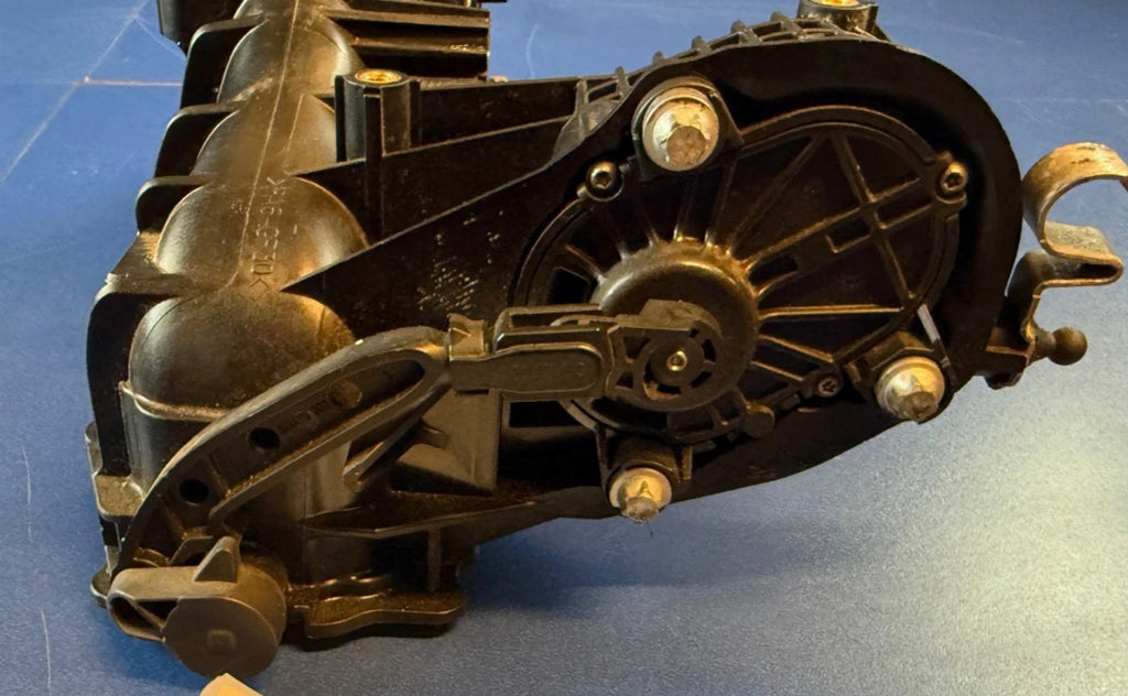 SP-2026-000315 – Gegenansicht - Gehäuse und Antrieb; oberer Motorbereich bereits im Original angeschnitten