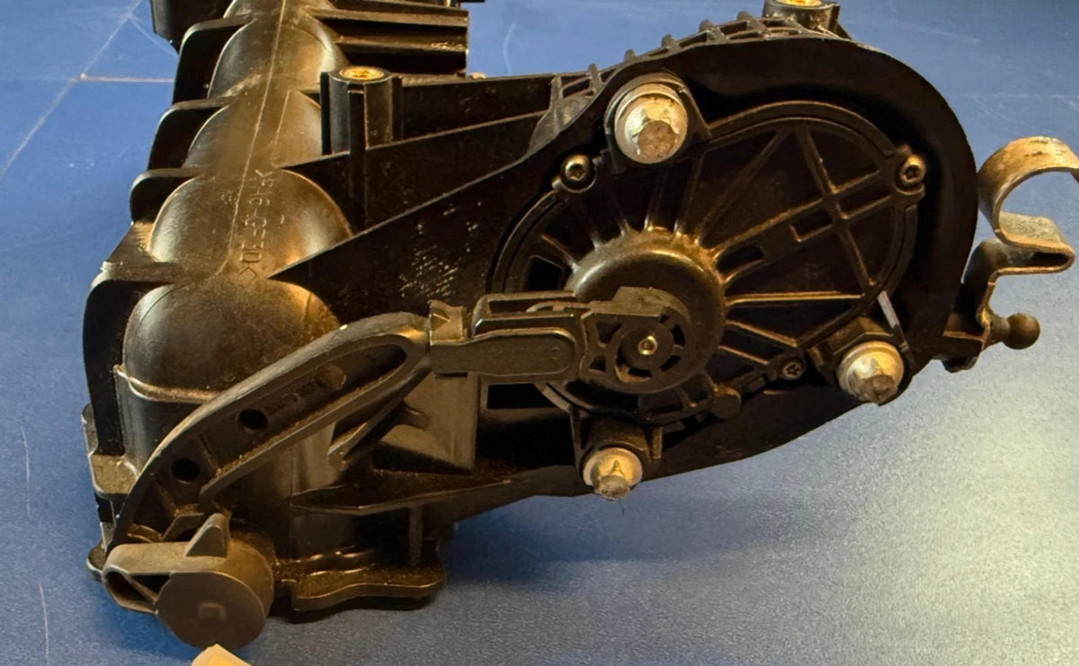SP-2026-000315 – Gegenansicht - Gehäuse und Antrieb; oberer Motorbereich bereits im Original angeschnitten