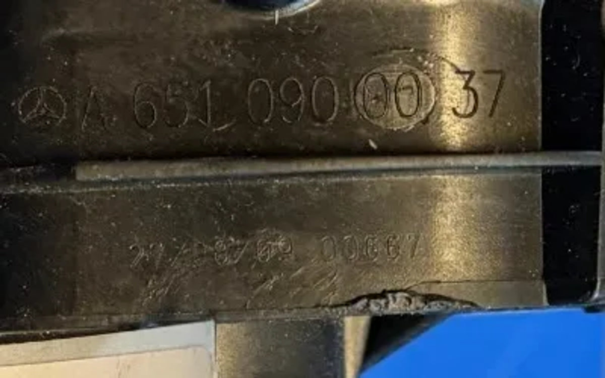 SP-2026-000315 – Kennzeichnung - eingeprägte Herstellerteilenummer A6510900037, aufrecht