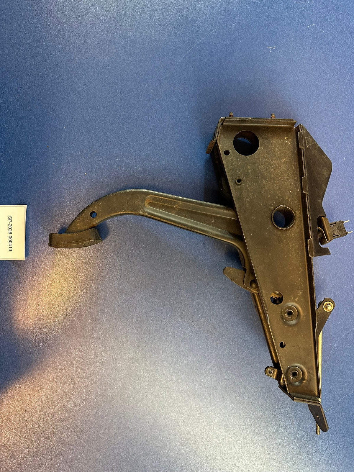 Mercedes W116 A1164200984 Feststellbremse Fußpedal Parking Brake Pedal – SP-2026-000413 – Ansicht 3
