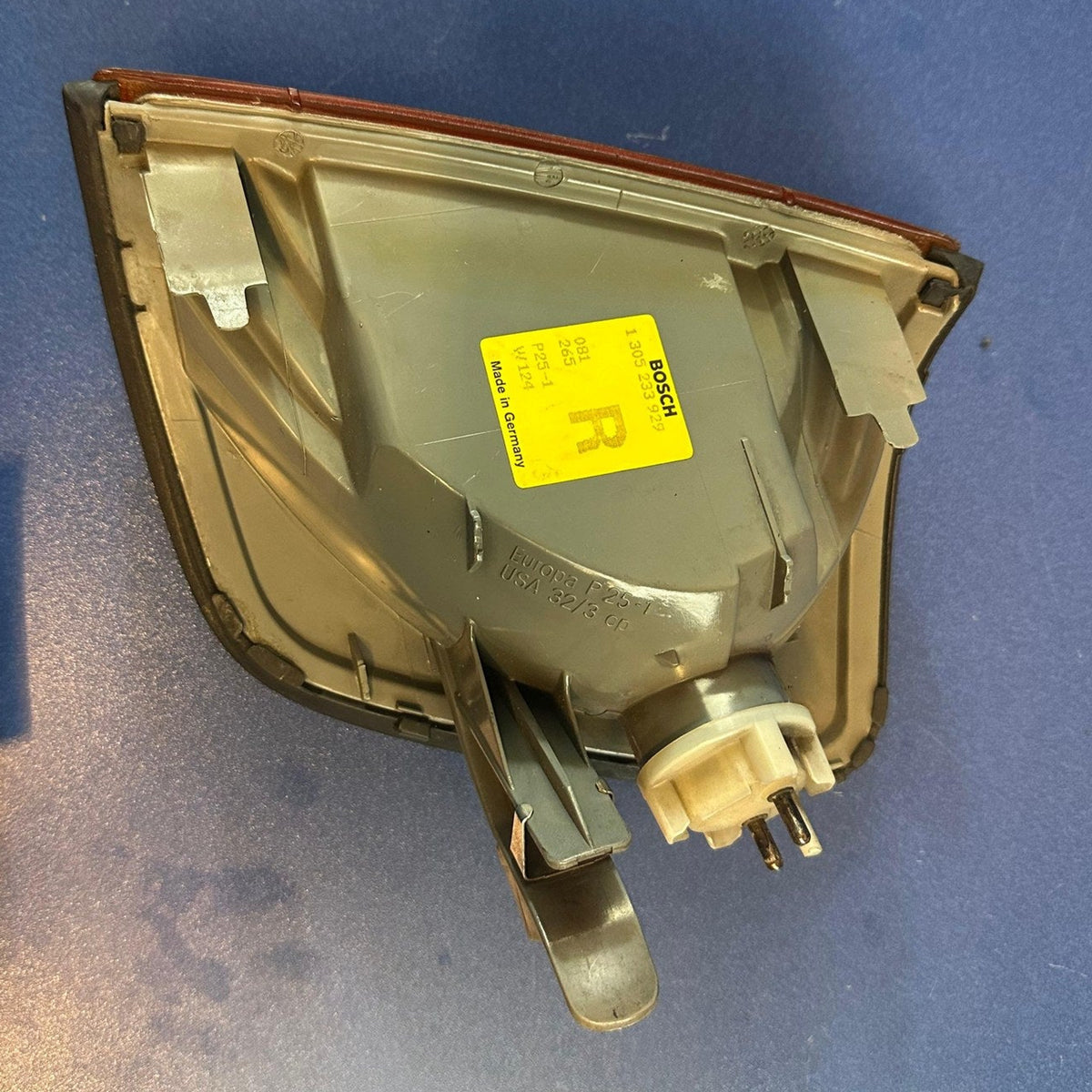 Mercedes W124 A1248260143 Blinker rechts Bosch 1305233929 Turn Signal – Weitere Ansicht – SP-2026-000418