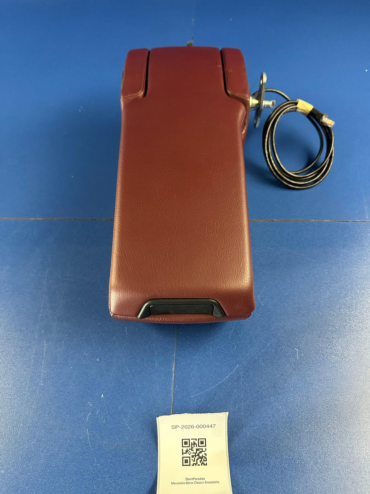 Original Mercedes W124 Telefonarmlehne Leder Mittelrot A1249701531 NOS – SP-2026-000447 – Ansicht 2