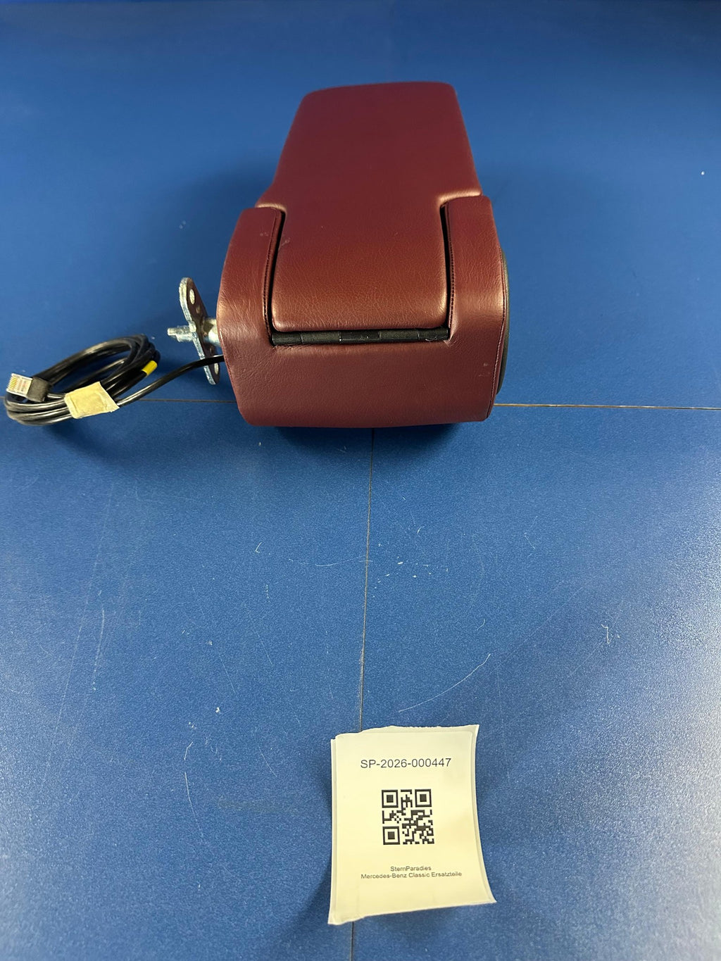 Original Mercedes W124 Telefonarmlehne Leder Mittelrot A1249701531 NOS – SP-2026-000447 – Ansicht 6