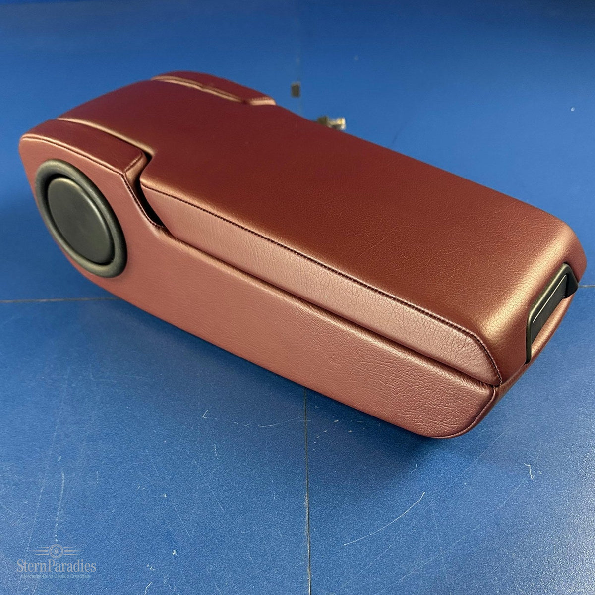 Original Mercedes W124 Telefonarmlehne Leder Mittelrot A1249701531 NOS – Gesamtansicht – SP-2026-000447