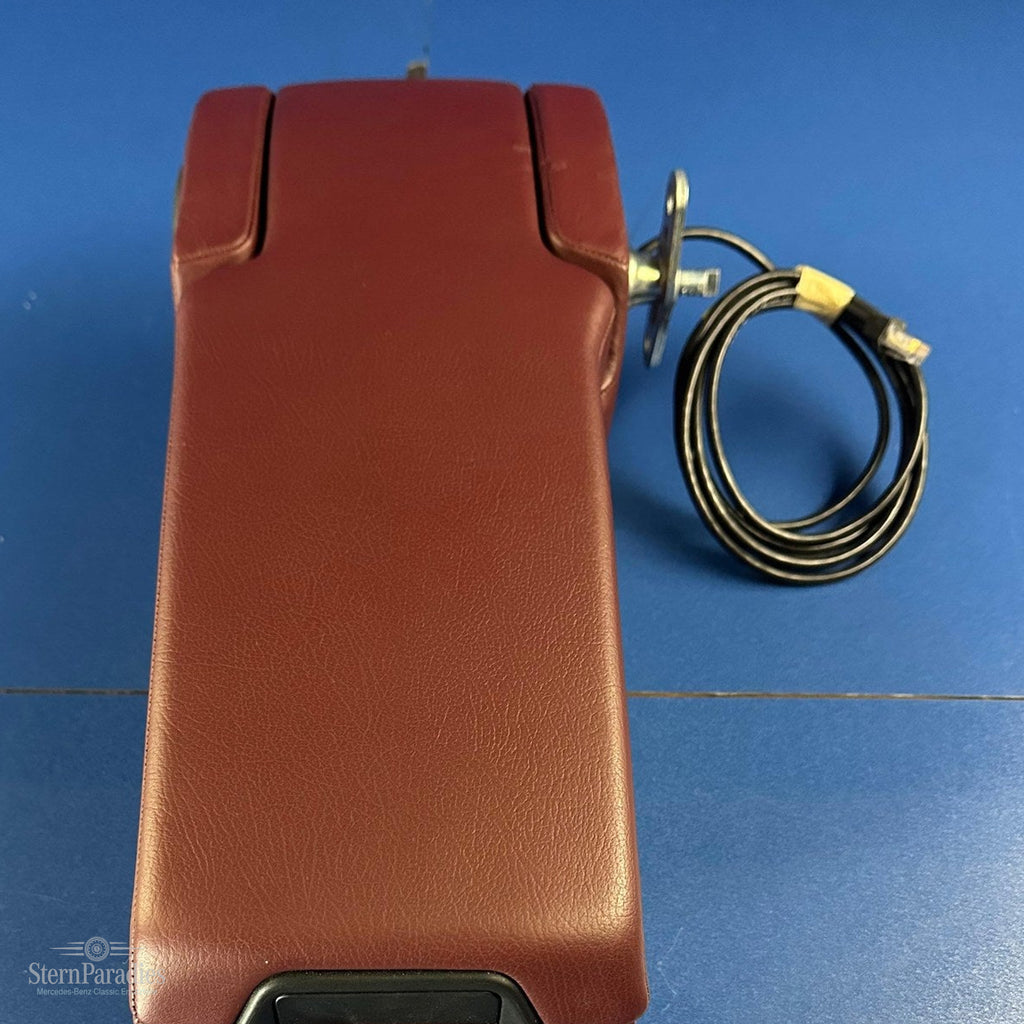 Original Mercedes W124 Telefonarmlehne Leder Mittelrot A1249701531 NOS – Detailansicht – SP-2026-000447