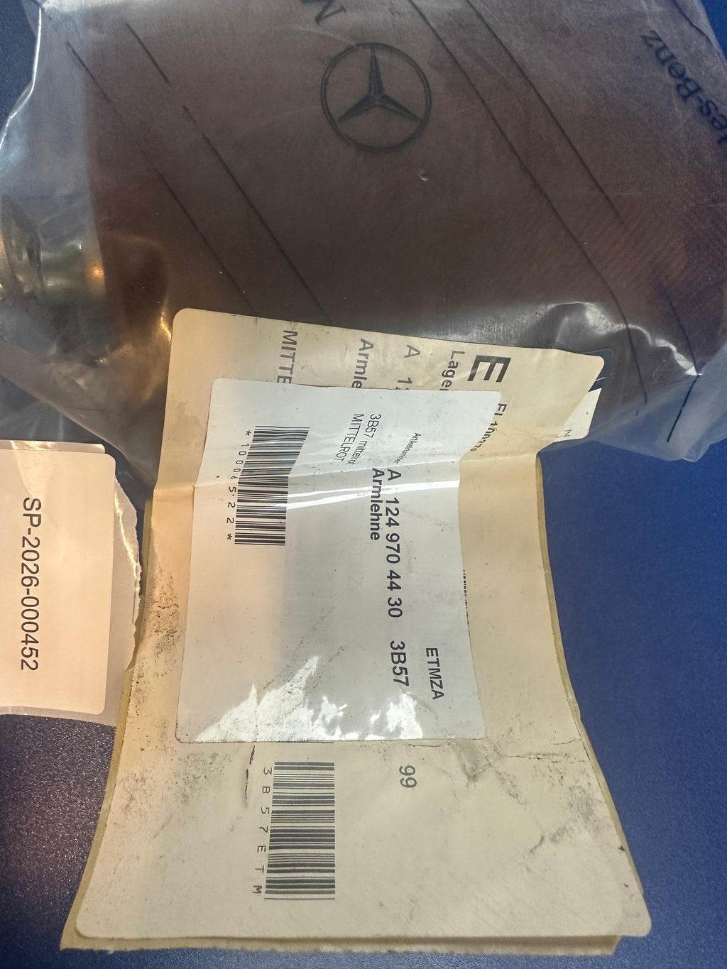 Original Mercedes W124 Mittelarmlehne Stoff Mittelrot 3B57 A1249704430 NOS – SP-2026-000452 – Ansicht 7