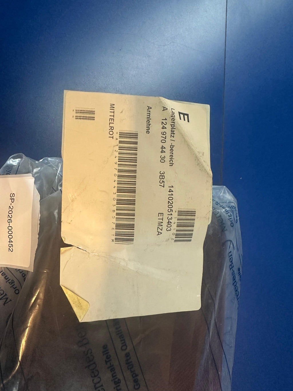 Original Mercedes W124 Mittelarmlehne Stoff Mittelrot 3B57 A1249704430 NOS – SP-2026-000452 – Ansicht 9