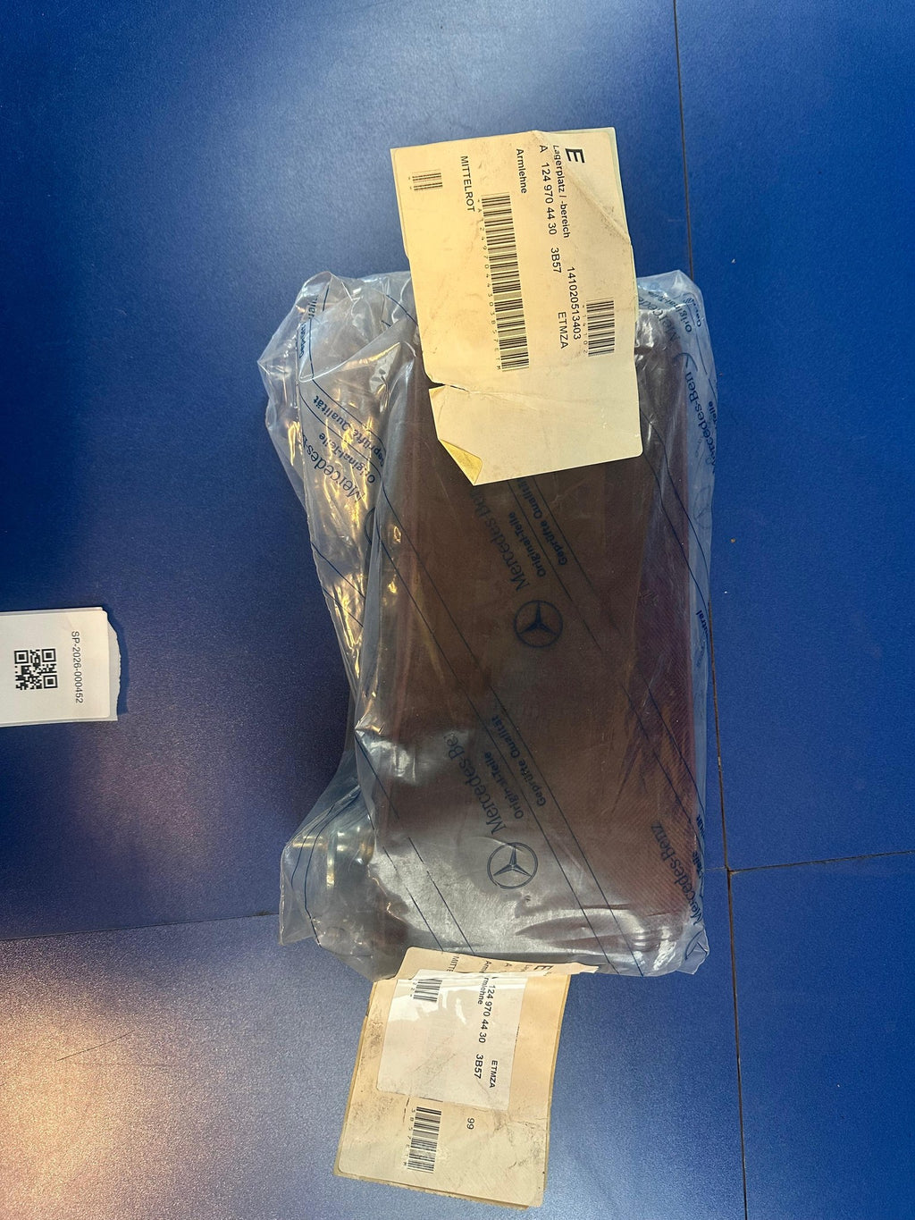 Original Mercedes W124 Mittelarmlehne Stoff Mittelrot 3B57 A1249704430 NOS – SP-2026-000452 – Ansicht 10