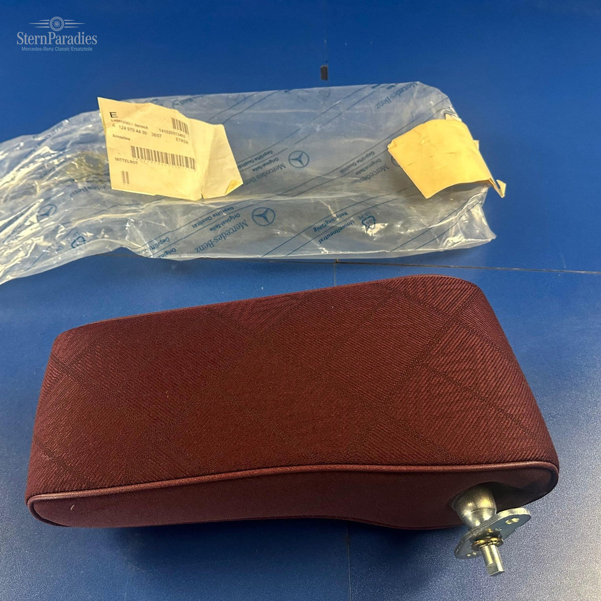 Original Mercedes W124 Mittelarmlehne Stoff Mittelrot 3B57 A1249704430 NOS – Weitere Ansicht – SP-2026-000452