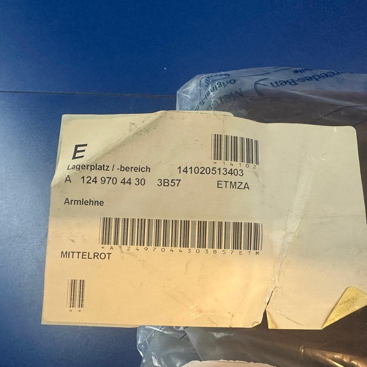 Original Mercedes W124 Mittelarmlehne Stoff Mittelrot 3B57 A1249704430 NOS – Originalkennzeichnung – SP-2026-000452